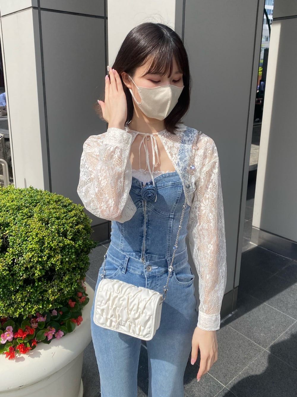 「ナイスクラップ、骨格ウェーブ、高身長、高身長女子、高身長コーデ、one after another NICE CLAUP、ootd、お出かけコーデ、オトナカジュアル、おしゃれさんと繋がりたい、オトナ女子、デニム、ハンドバッグ、デニムパンツ、シンプルコーデ」|「one after another NICE CLAUPのローズブローチ付きビスチェセットパンツ(サロペット/オーバーオール、ブルー系)」を使った、moeさん(レディース・174cm)の冬コーディネートの7枚目の写真