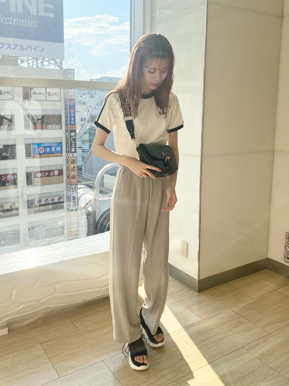 「ナイスクラップ、one after another NICE CLAUP、骨格ウェーブ、高身長女子、高身長コーデ、ootd、休日スタイル、カジュアルコーデ、カジュアル、パンツスタイル、プチプラ、今日のコーデ、夏、夏コーデ、楽チンコーデ」｜「one after another NICE CLAUPのワンポイント刺繍ラインT（Tシャツ/カットソー、ホワイト系）」を使った、moeさん（レディース・172cm）の夏コーディネートの2枚目の写真