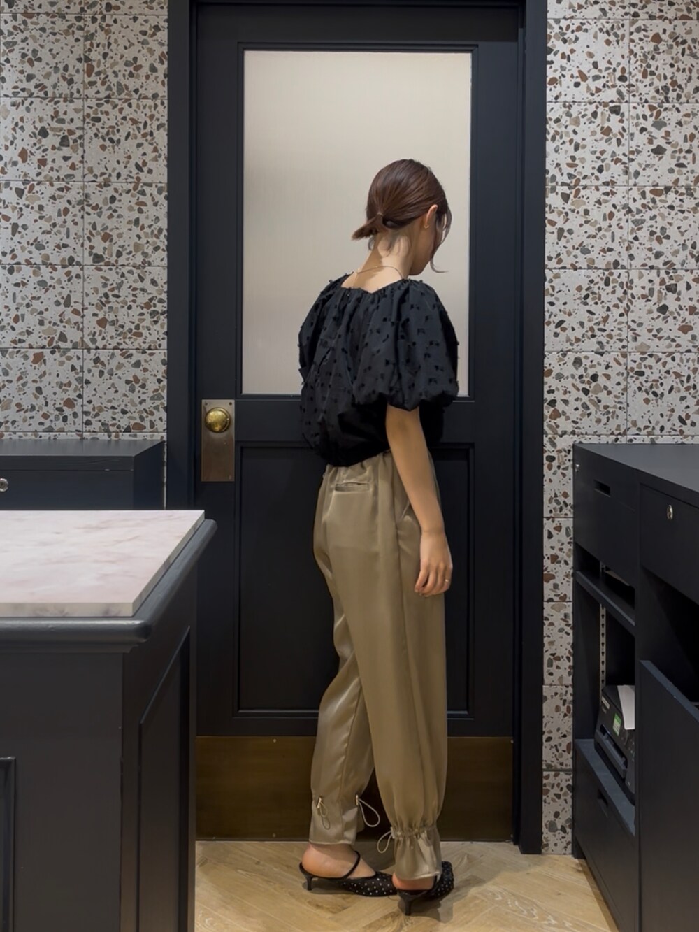 ブラック系のシャツ/ブラウス、ブラウン系のその他パンツを着用したレディースの夏コーディネートの2枚目の写真