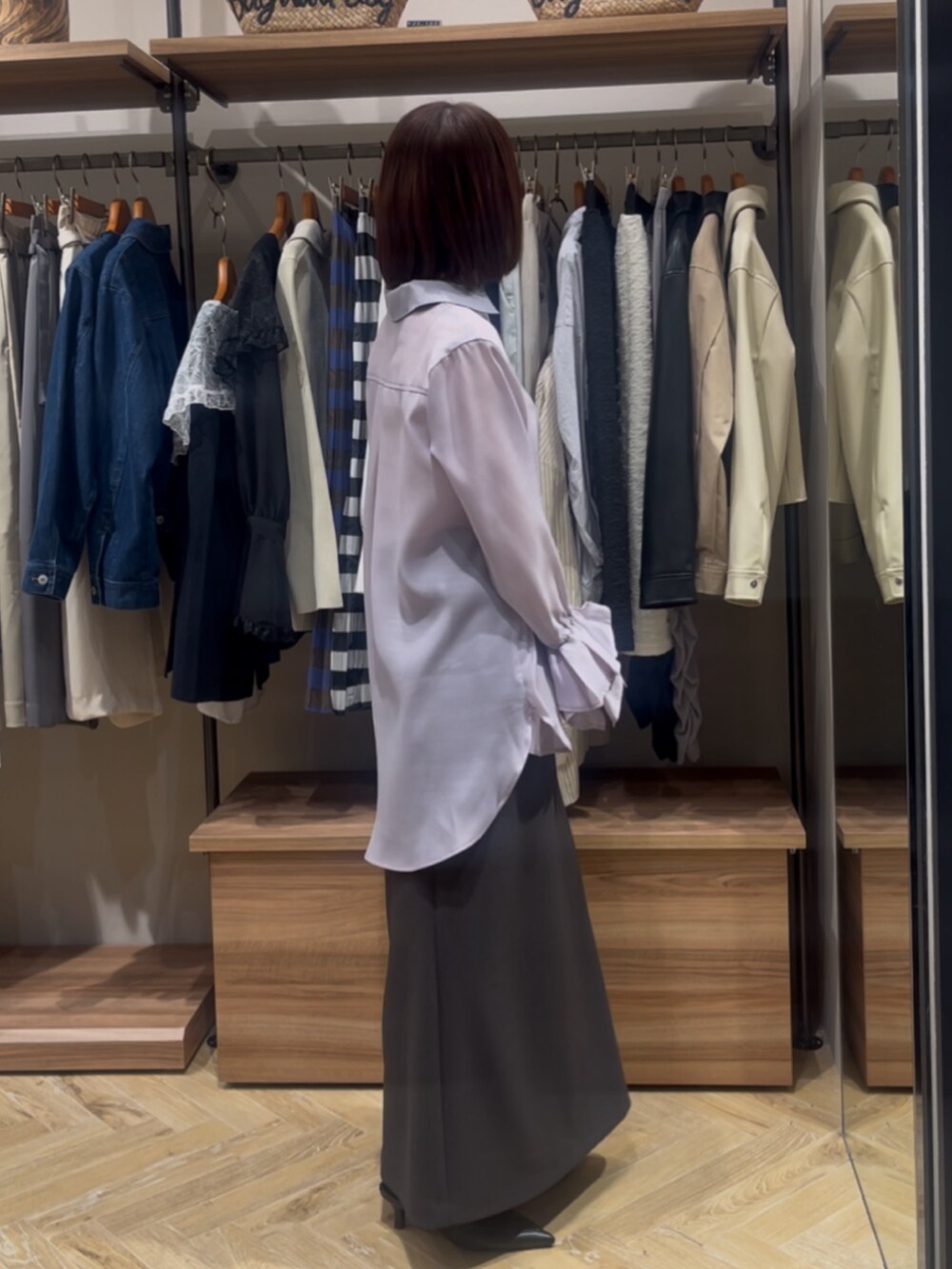 パープル系のシャツ/ブラウス、グレー系のスカート、ブラック系のパンプスを着用したレディースの春コーディネートの3枚目の写真