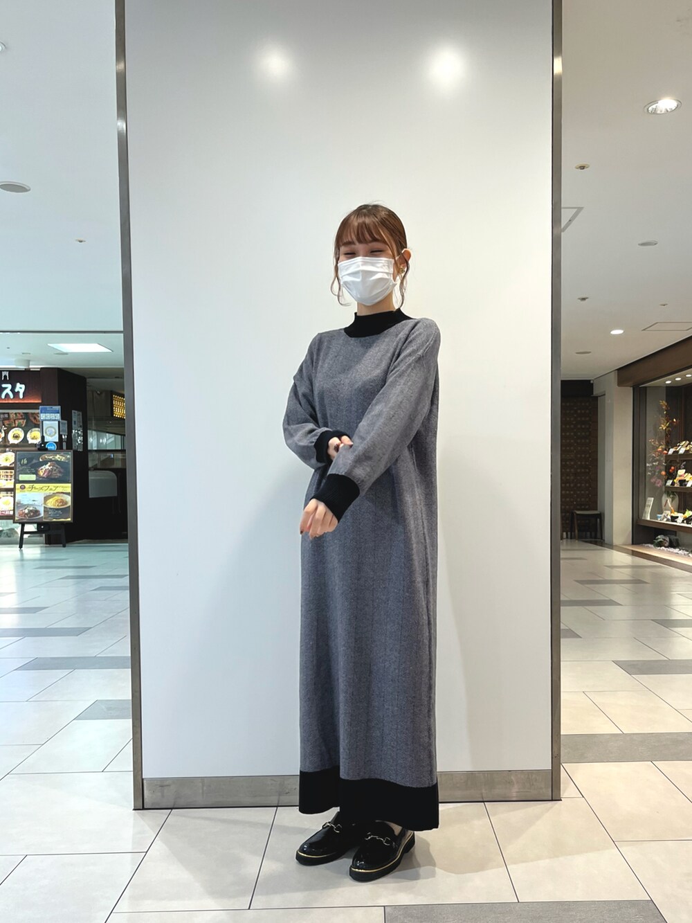 ブラック系のワンピースを着用したレディースの秋コーディネートの2枚目の写真