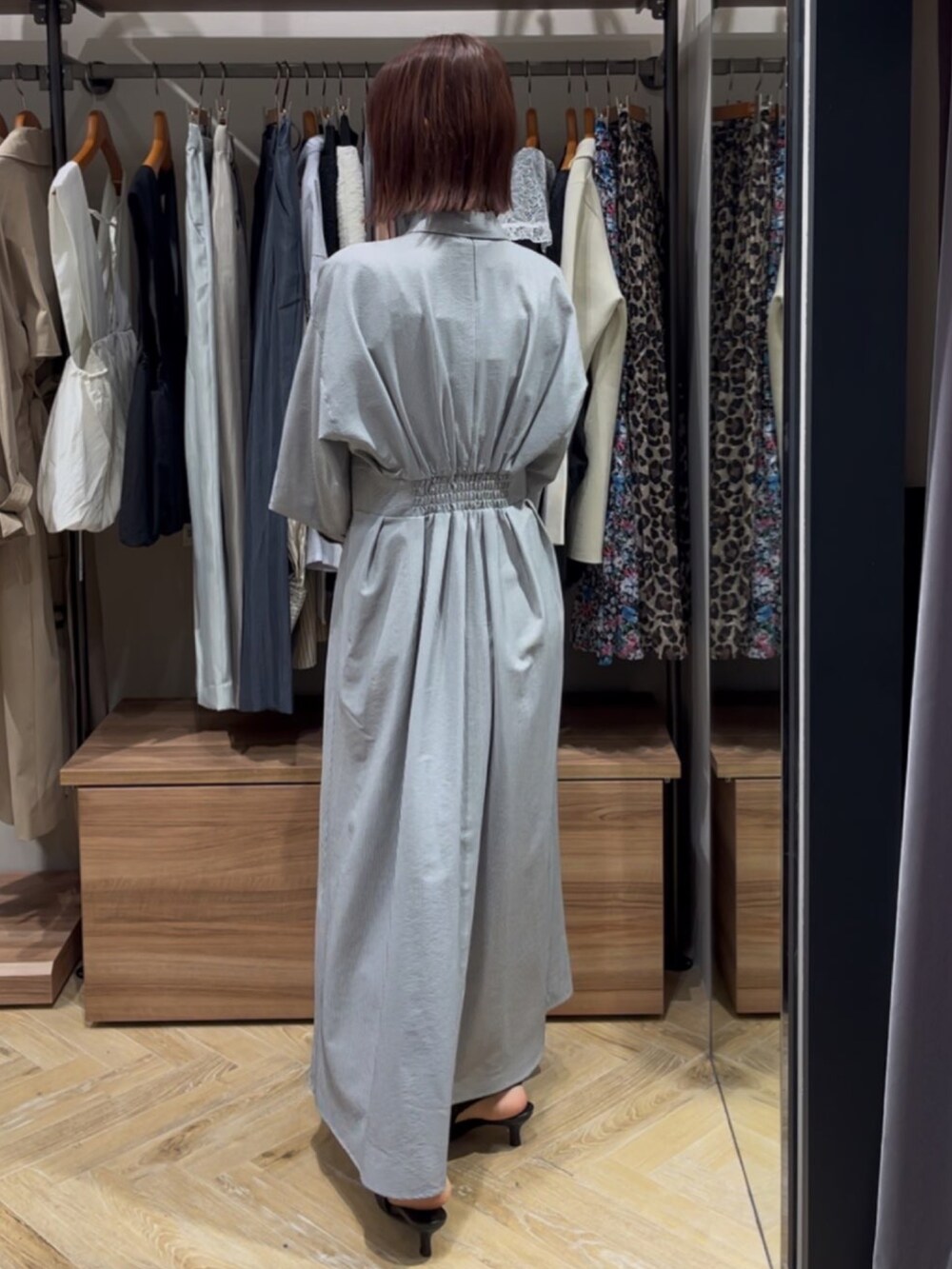 ブラック系のワンピース、ブラック系のハンドバッグ、ブラック系のパンプスを着用したレディースの春コーディネートの3枚目の写真