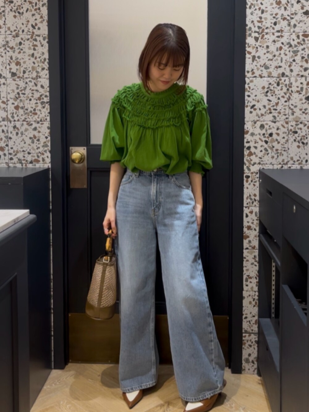 グリーン系のシャツ/ブラウス、ブラウン系のハンドバッグ、ブルー系のその他パンツを着用したレディースの春コーディネートの2枚目の写真