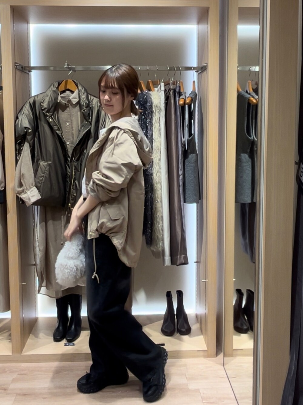 ベージュ系のノーカラージャケット、ホワイト系のハンドバッグ、ブラック系のその他パンツを着用したレディースの秋コーディネートの2枚目の写真