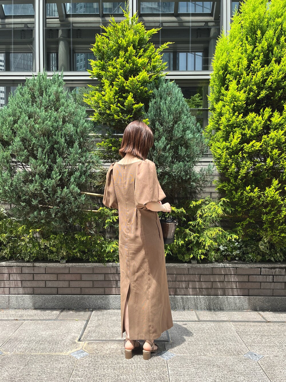 ブラウン系のワンピースを着用したレディースの春コーディネートの3枚目の写真