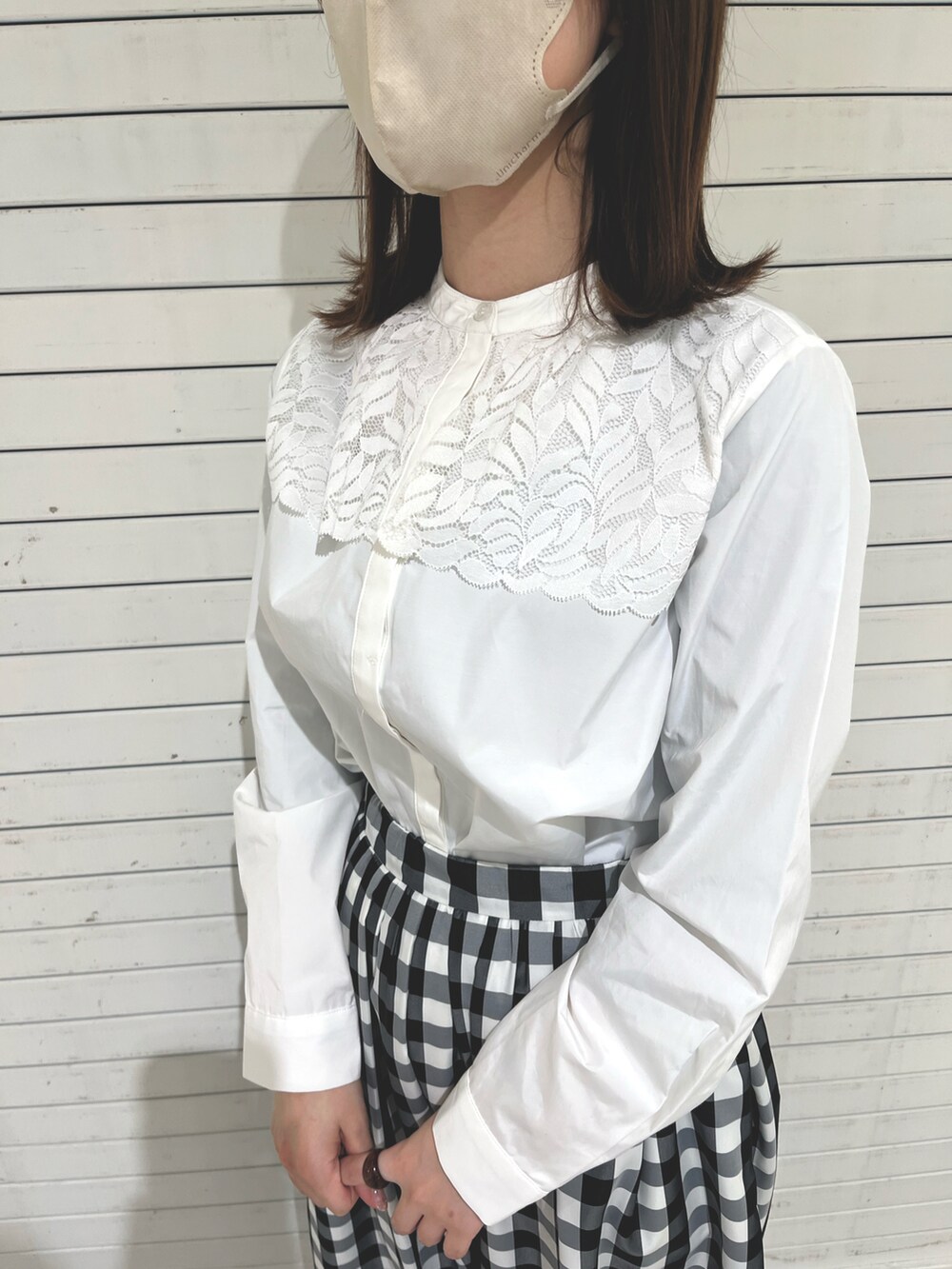 ブラック系のパンプス、ブラック系のスカート、ホワイト系のシャツ/ブラウスを着用したレディースの春コーディネートの2枚目の写真