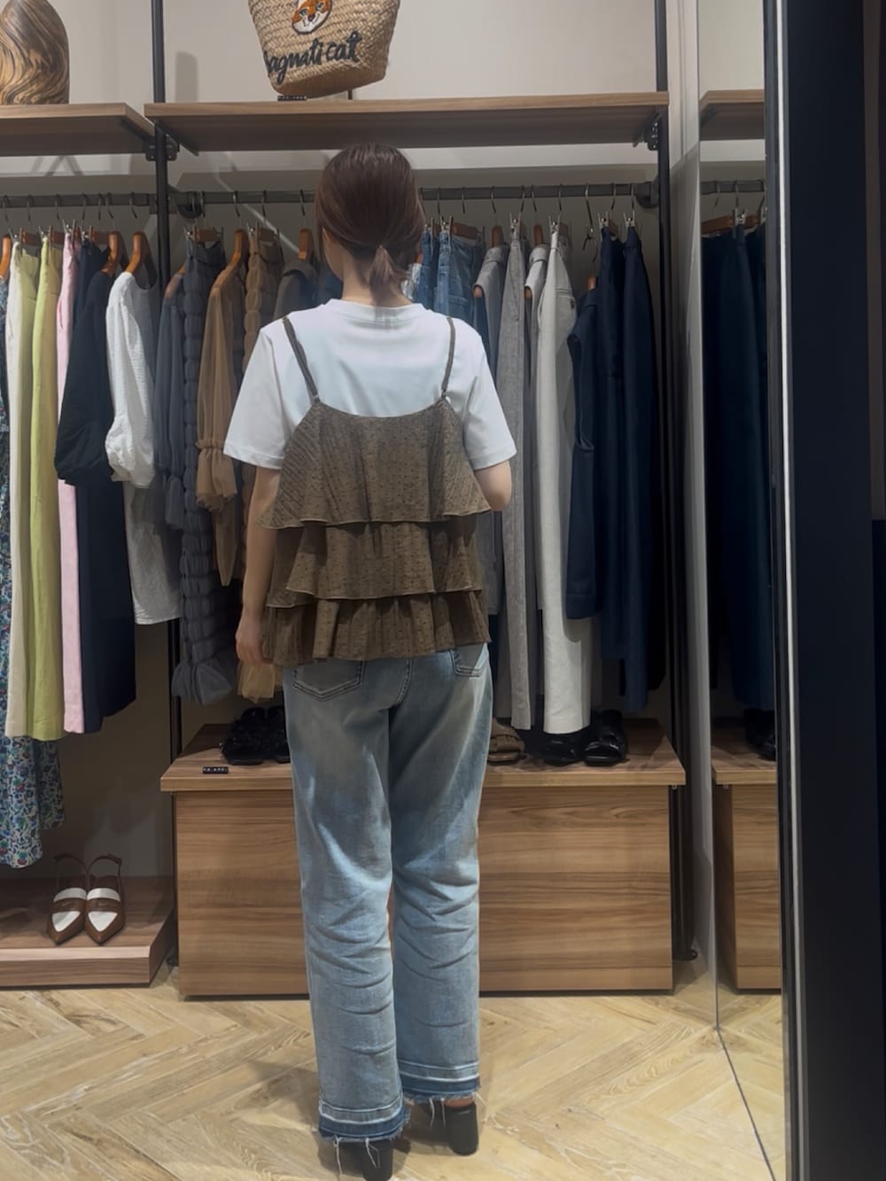 ブルー系のその他パンツ、ブラウン系のハンドバッグ、ブラウン系のサンダルを着用したレディースの春コーディネートの2枚目の写真