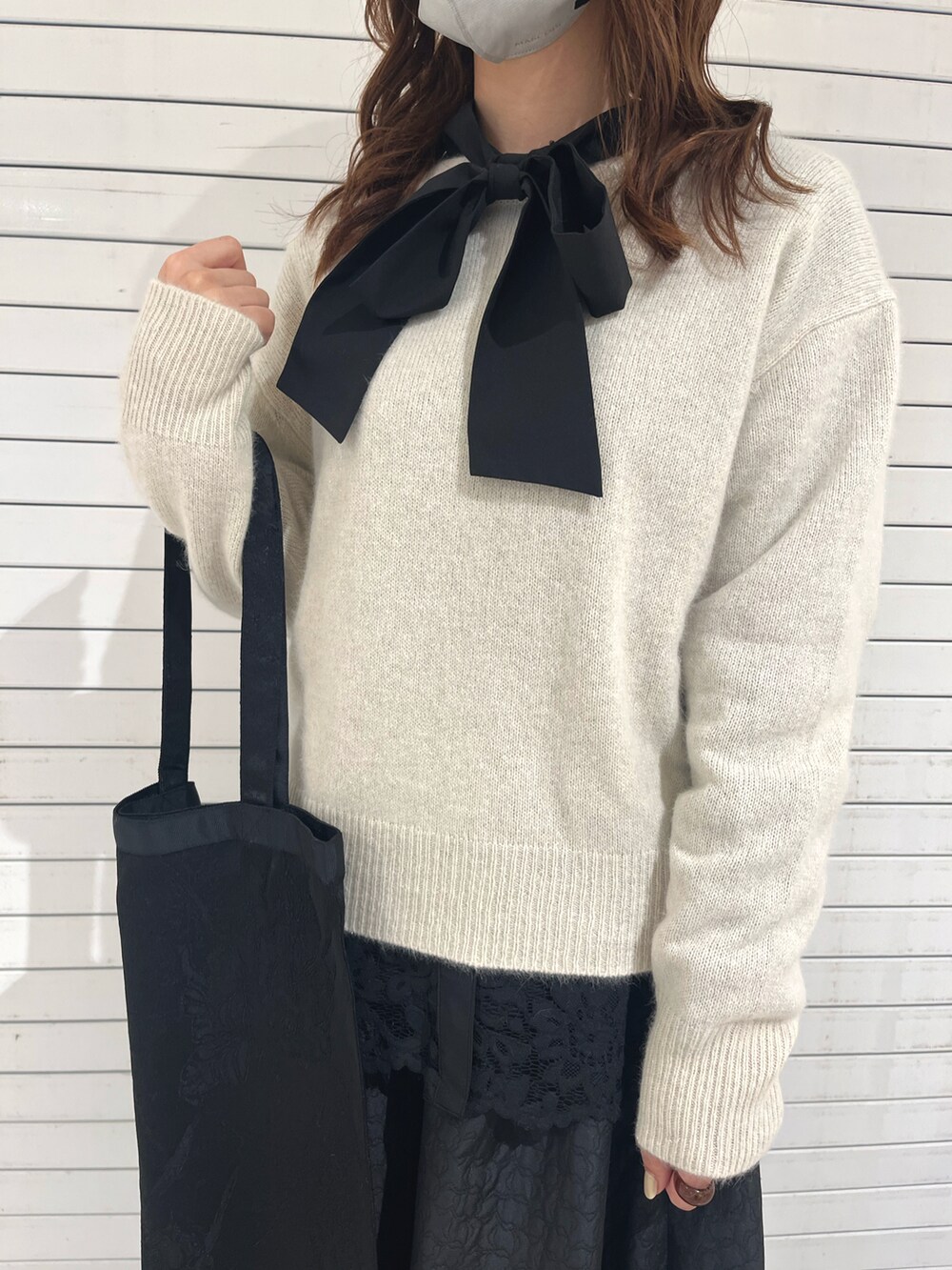 「Techichi classic、テチチクラシック、ボウタイブラウス、リボン、冬コーデ、休日コーデ、キレイめ」｜「Te chichi CLASSICのエアリークルーネックニット（ニット/セーター、ホワイト系）」を使った、シンちゃんさん（レディース・160cm）の秋コーディネートの3枚目の写真