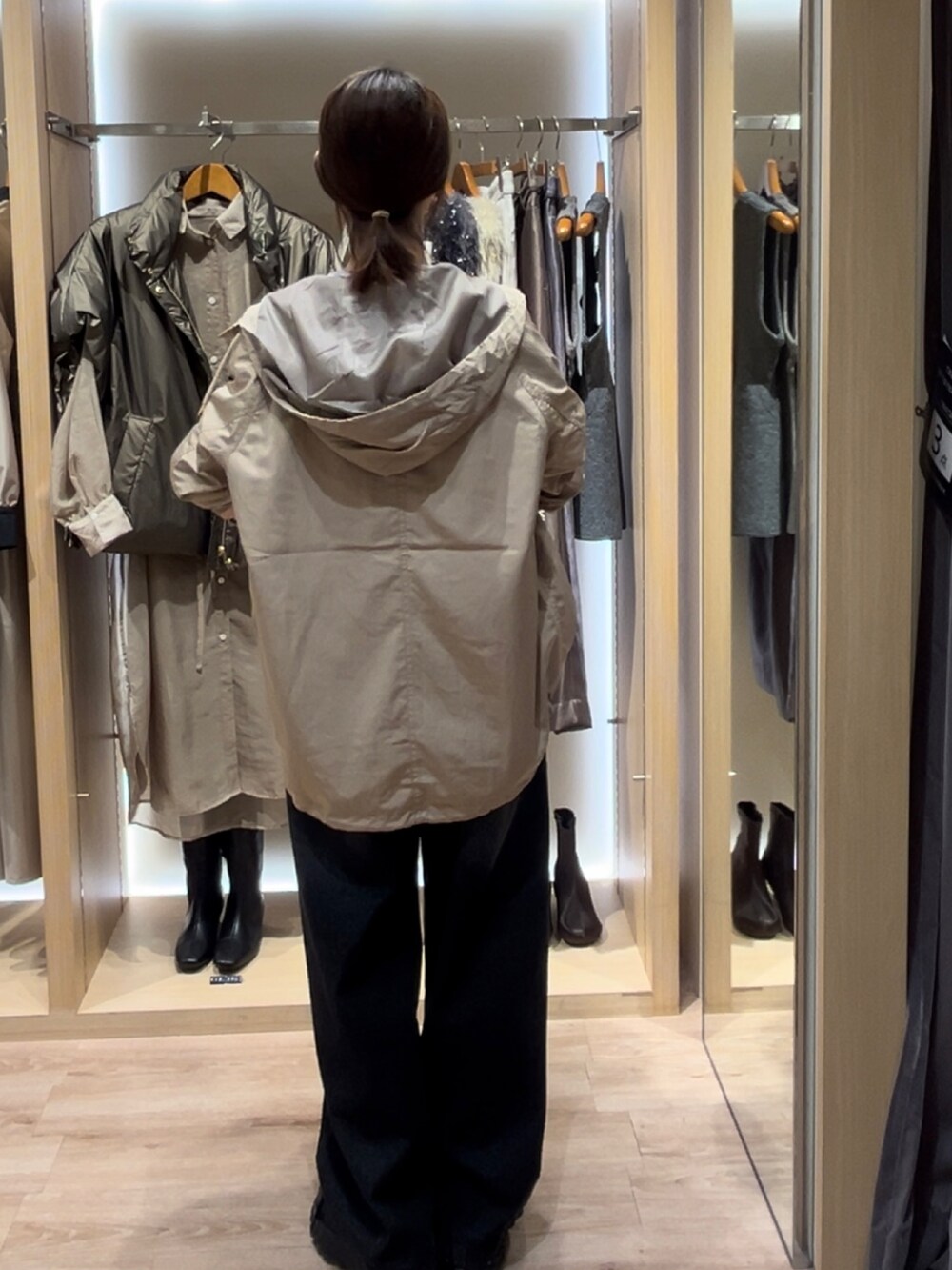 ベージュ系のノーカラージャケット、ホワイト系のハンドバッグ、ブラック系のその他パンツを着用したレディースの秋コーディネートの3枚目の写真