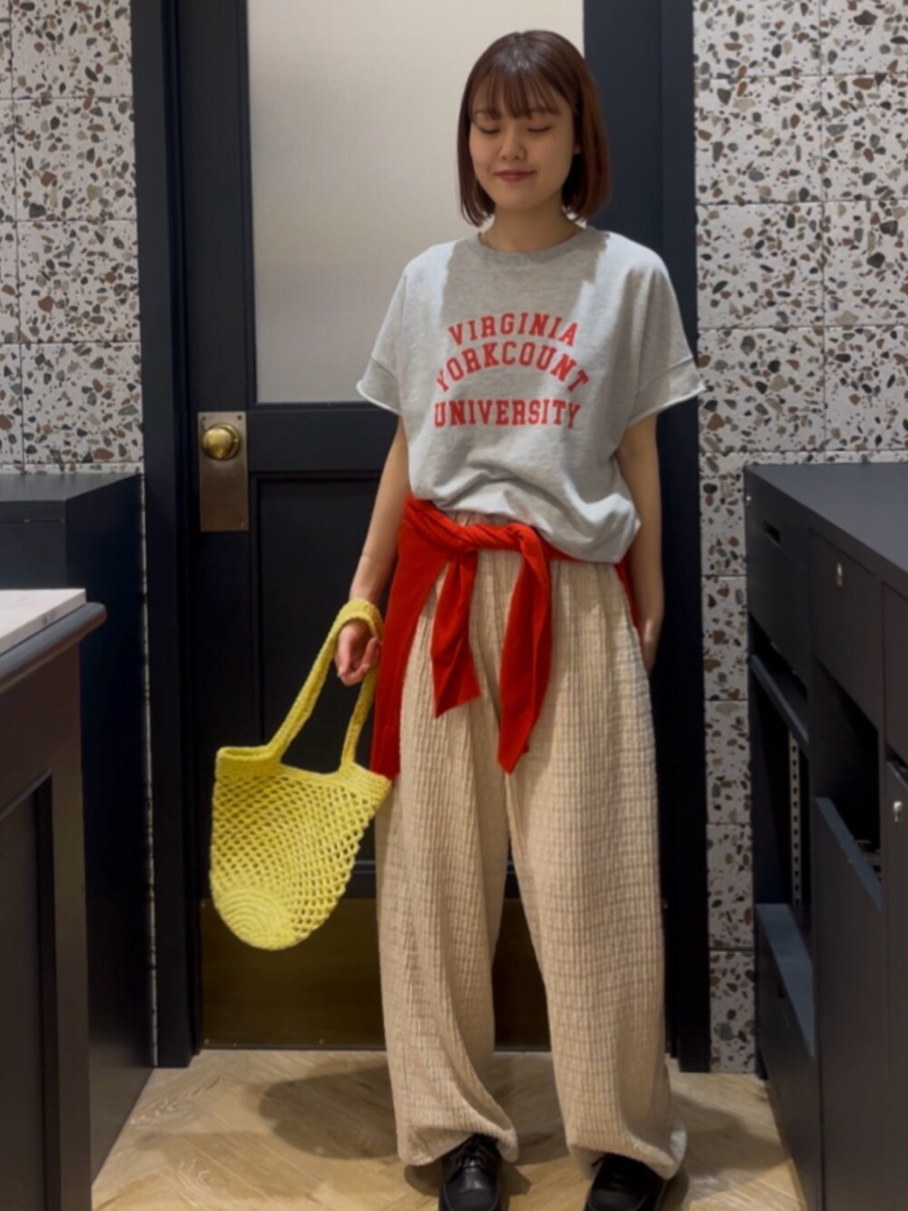 グレー系のTシャツ/カットソー、レッド系のカーディガン/ボレロ、ベージュ系のその他パンツを着用したレディースの春コーディネートの2枚目の写真