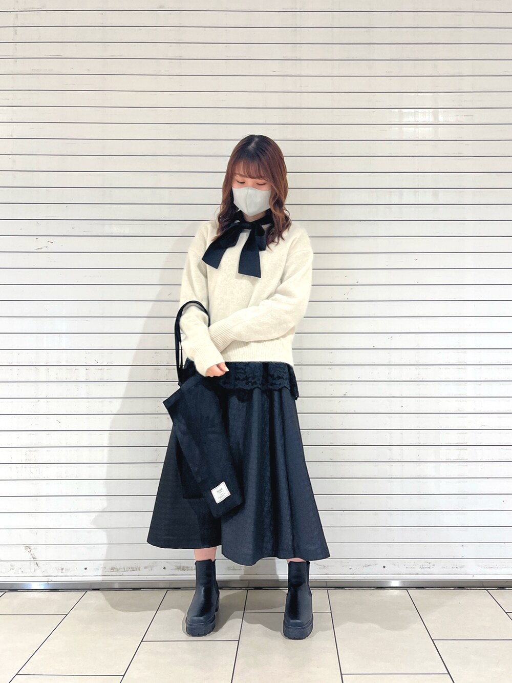 「Techichi classic、テチチクラシック、ボウタイブラウス、リボン、冬コーデ、休日コーデ、キレイめ」｜「Te chichi CLASSICのエアリークルーネックニット（ニット/セーター、ホワイト系）」を使った、シンちゃんさん（レディース・160cm）の秋コーディネートの2枚目の写真