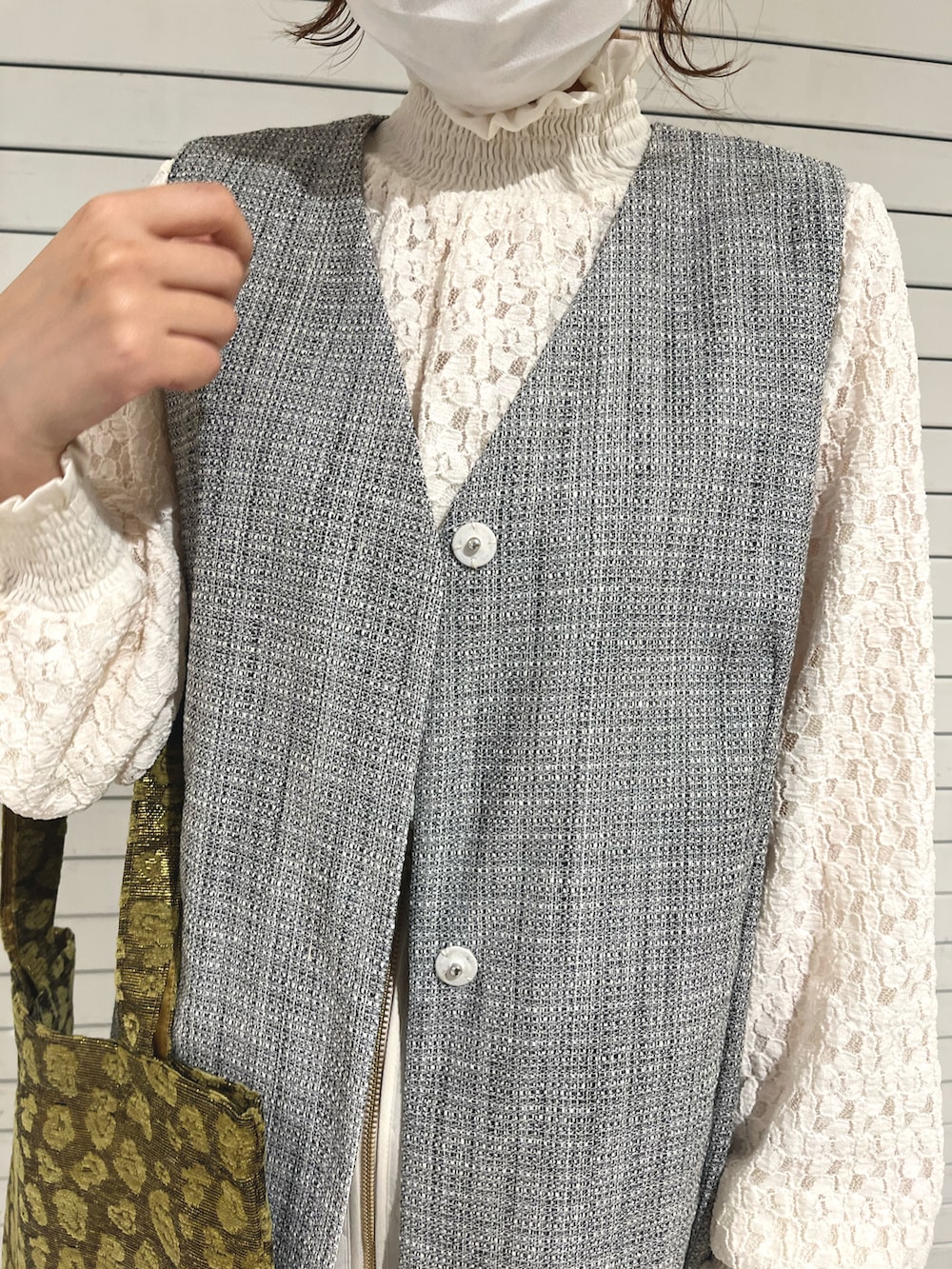 ブラック系のパンプス、ブラック系のノーカラージャケット、ホワイト系のシャツ/ブラウスを着用したレディースの秋コーディネートの2枚目の写真