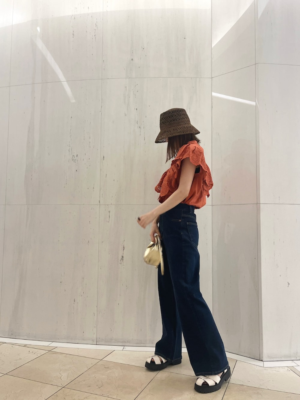 「Techichi、オトナ女子、パンツスタイル、カジュアル、初夏コーデ、おでかけコーデ、オレンジ、楽チンコーデ、ootd、お洒落さんとつながりたい」｜「Te chichiの雑材ハット（ハット、ブラウン系）」を使った、シンちゃんさん（レディース・160cm）の夏コーディネートの2枚目の写真