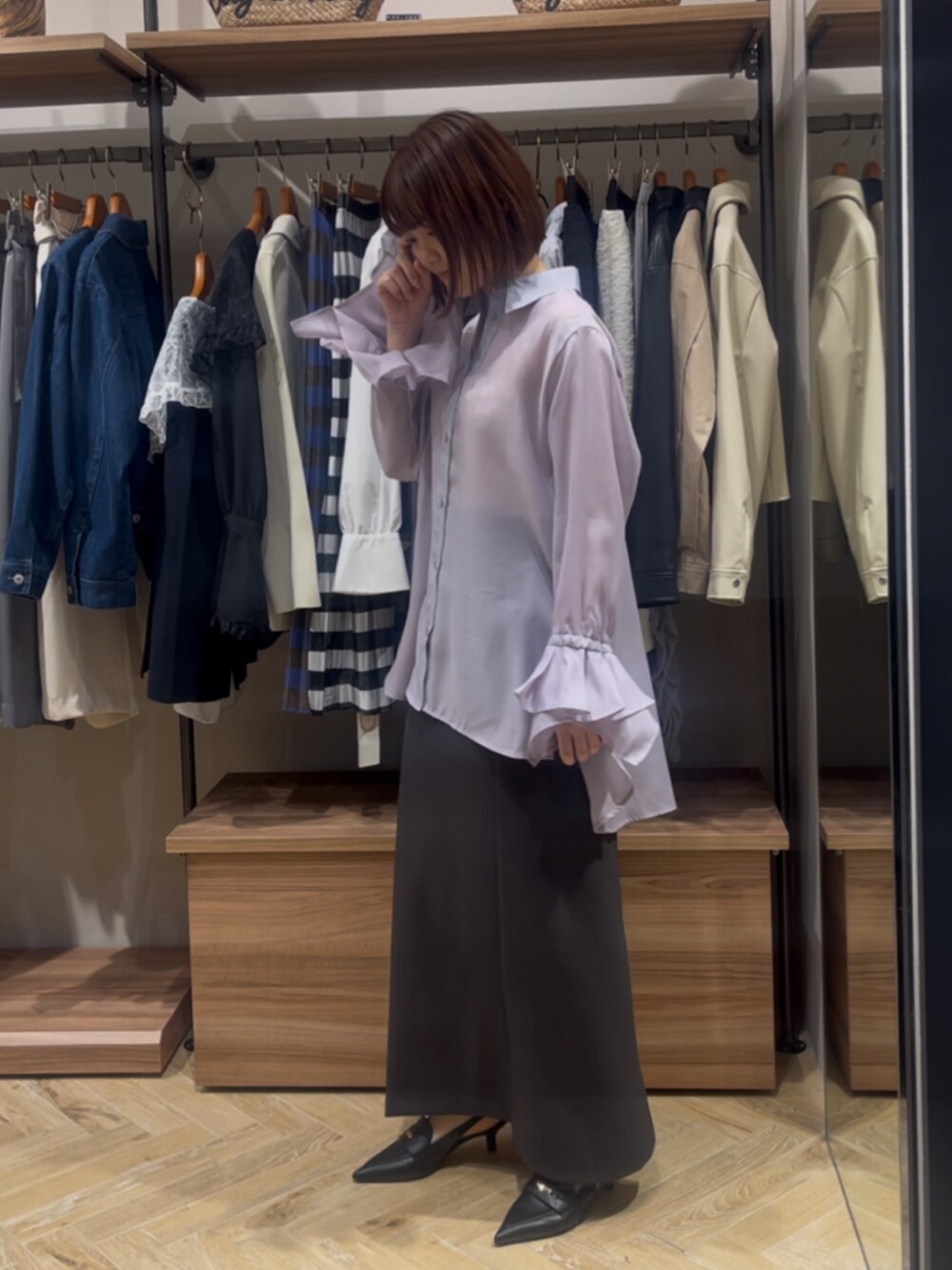 パープル系のシャツ/ブラウス、グレー系のスカート、ブラック系のパンプスを着用したレディースの春コーディネートの2枚目の写真