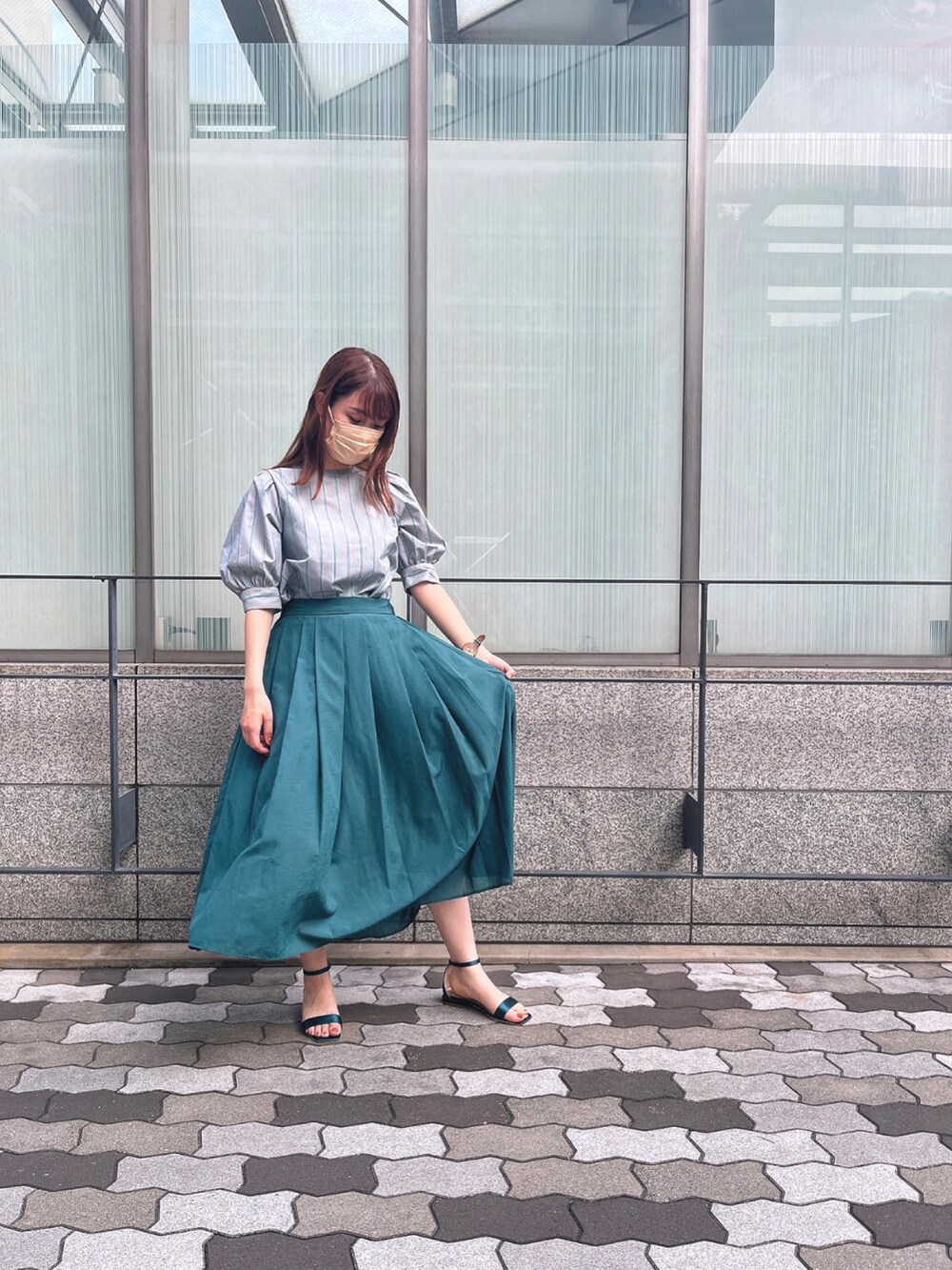 ブルー系のシャツ/ブラウス、グリーン系のスカート、グリーン系のサンダルを着用したレディースの夏コーディネートの2枚目の写真