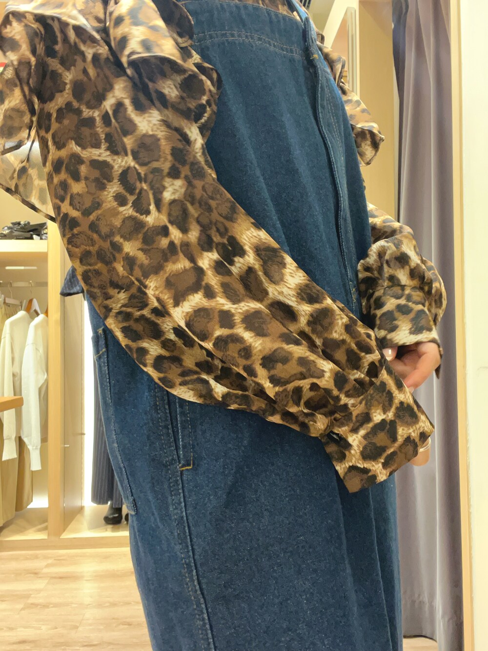 ホワイト系のハンドバッグ、ブルー系のサロペット/オーバーオール、ベージュ系のシャツ/ブラウスを着用したレディースの秋コーディネートの2枚目の写真