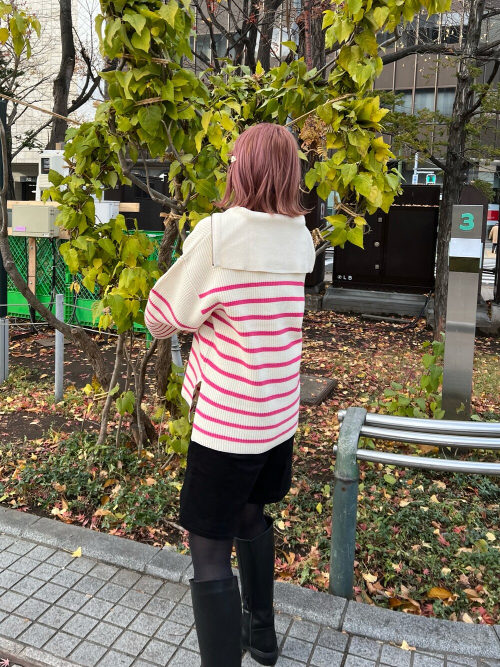 ピンク系のニット/セーター、ブラック系のその他パンツ、ブラック系のブーツを着用したレディースの秋コーディネートの4枚目の写真