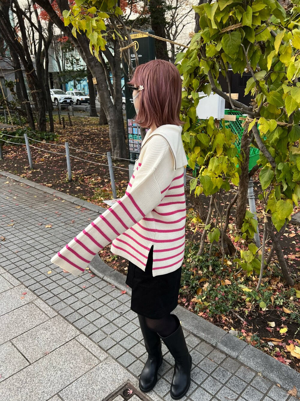 ピンク系のニット/セーター、ブラック系のその他パンツ、ブラック系のブーツを着用したレディースの秋コーディネートの3枚目の写真