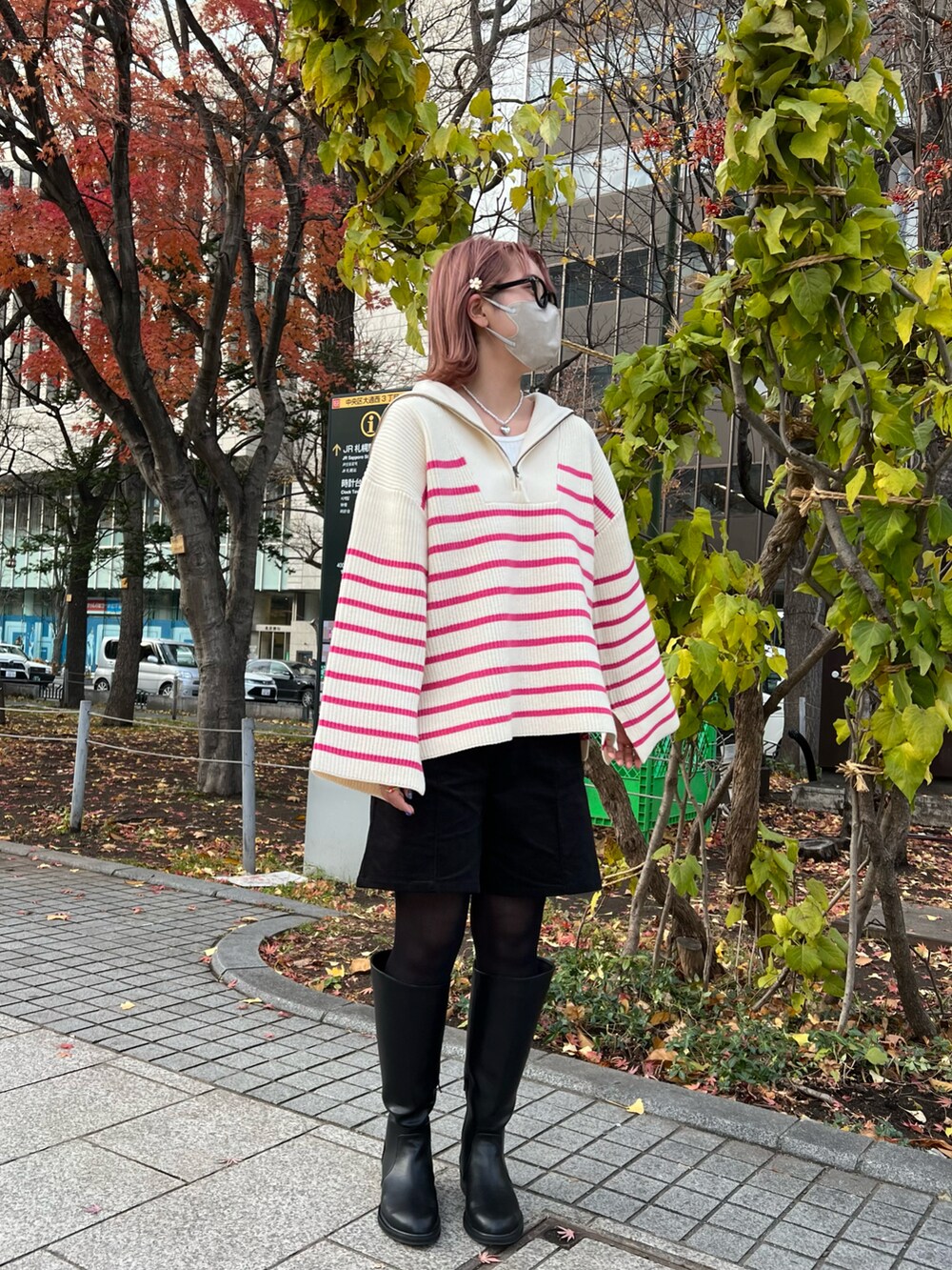 ピンク系のニット/セーター、ブラック系のその他パンツ、ブラック系のブーツを着用したレディースの秋コーディネートの5枚目の写真