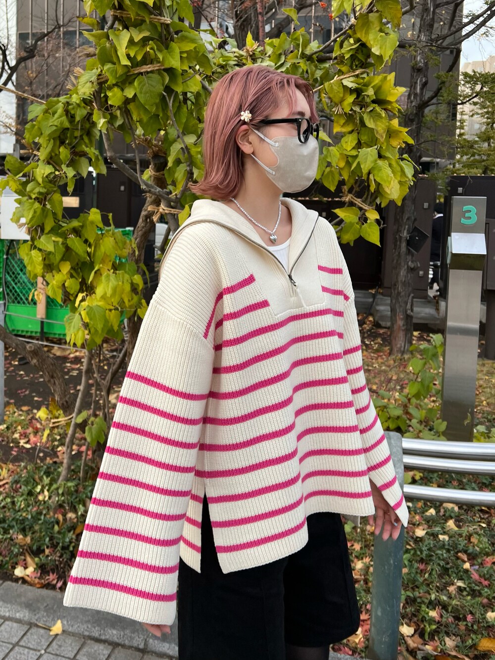 ピンク系のニット/セーター、ブラック系のその他パンツ、ブラック系のブーツを着用したレディースの秋コーディネートの2枚目の写真