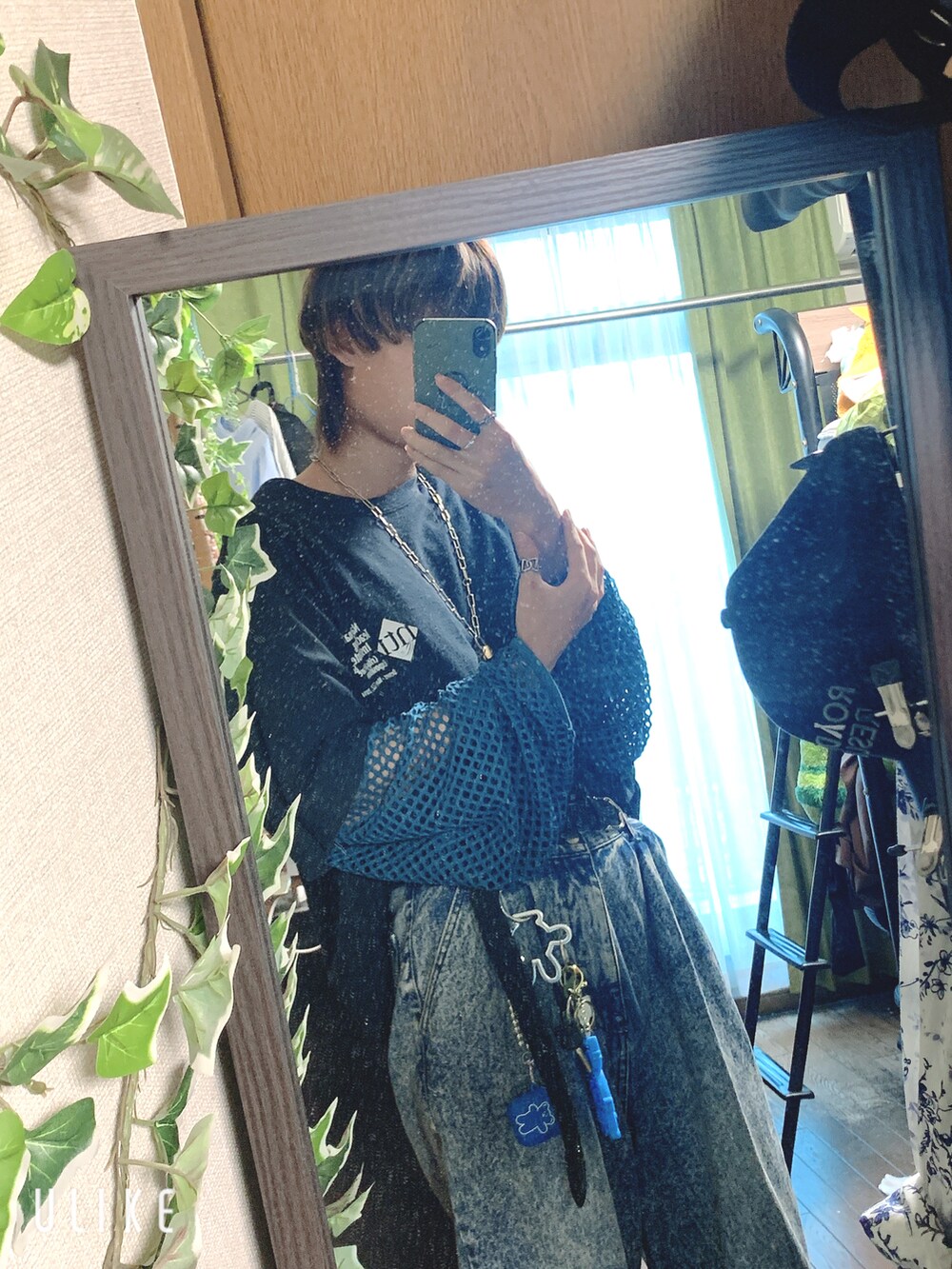 ブルー系のデニムパンツ、ブルー系のTシャツ/カットソーを着用したメンズの秋コーディネートの2枚目の写真