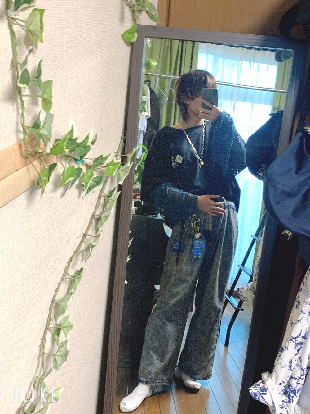 ブルー系のデニムパンツ、ブルー系のTシャツ/カットソーを着用したメンズの秋コーディネートの3枚目の写真