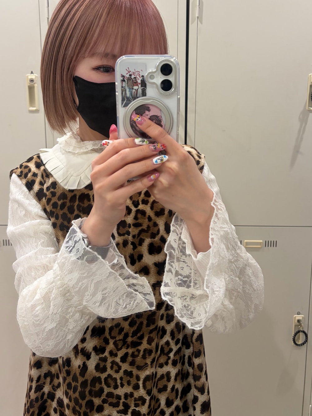 その他のチュニック、ブラック系のブーツを着用したレディースの冬コーディネートの2枚目の写真