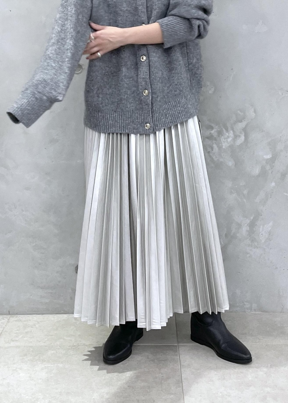 シルバー系のスカート、グレー系のカーディガン/ボレロ、シルバー系のスカートを着用したレディースの夏コーディネートの7枚目の写真