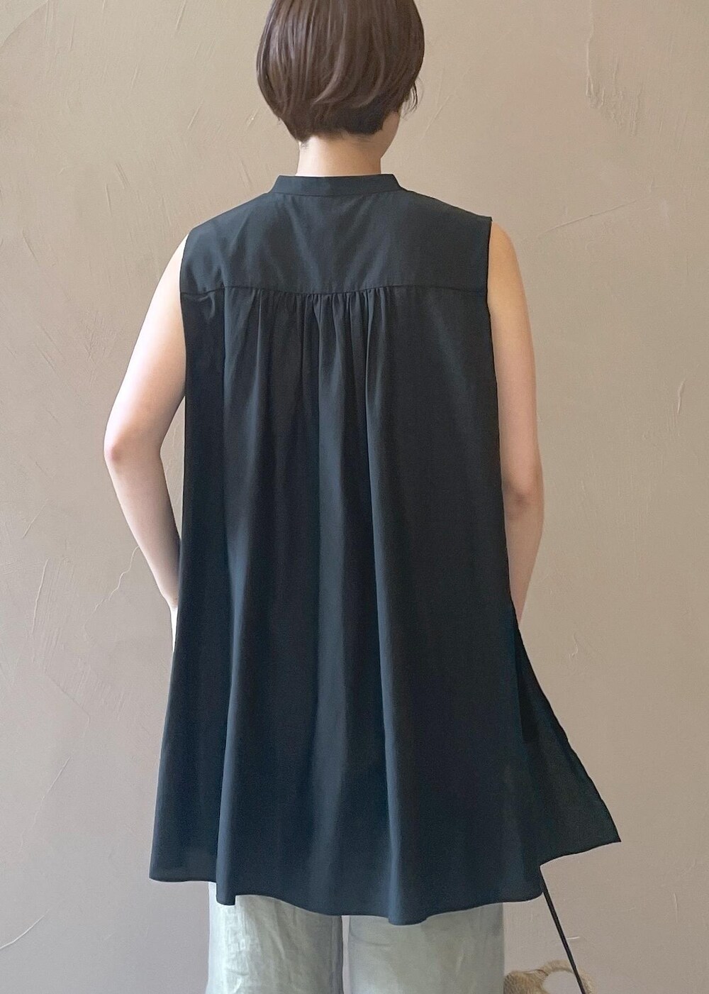 ホワイト系のショルダーバッグ、ブラック系のシャツ/ブラウス、グレー系のその他パンツを着用したレディースの夏コーディネートの6枚目の写真