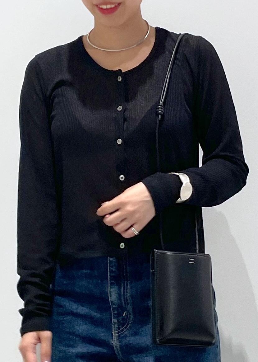 ブラック系のカーディガン/ボレロ、ベージュ系のパンプスを着用したレディースの夏コーディネートの7枚目の写真