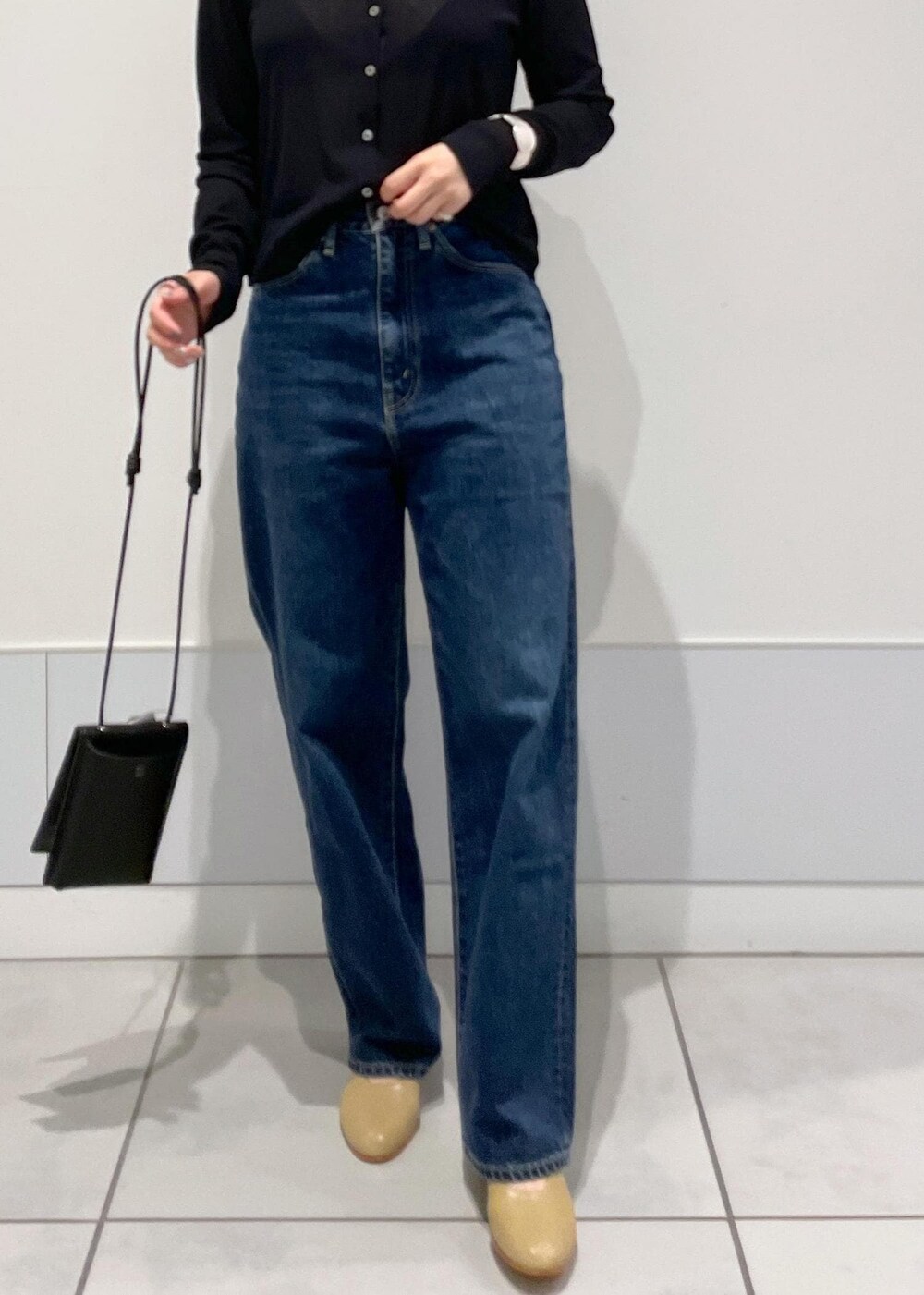 ブラック系のカーディガン/ボレロ、ベージュ系のパンプスを着用したレディースの夏コーディネートの5枚目の写真