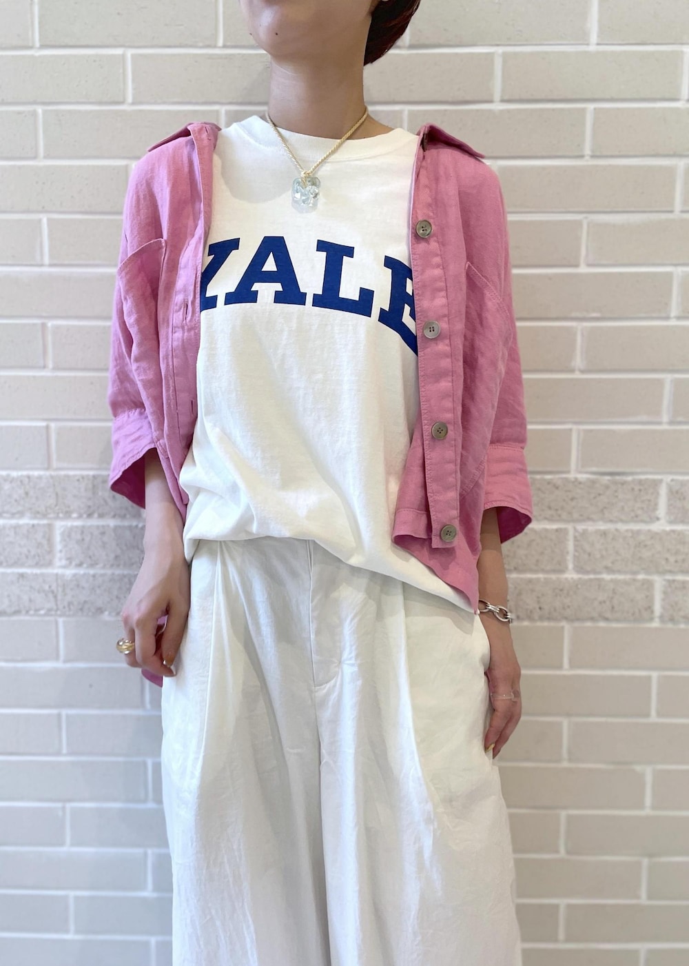 ホワイト系のTシャツ/カットソー、ホワイト系のサンダル、ホワイト系のその他パンツを着用したレディースの春コーディネートの4枚目の写真