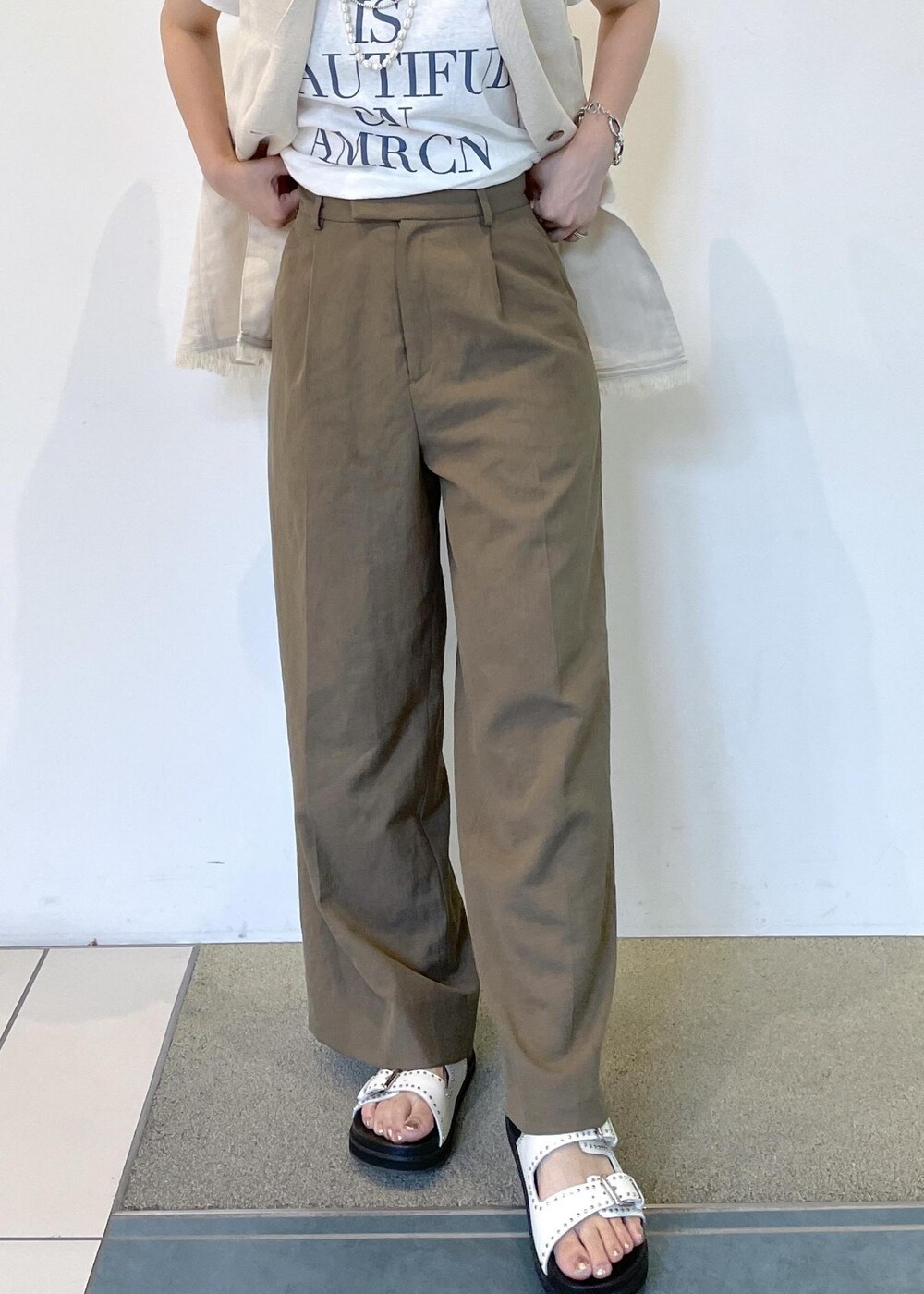 ホワイト系のTシャツ/カットソー、ホワイト系のサンダル、ブラウン系のその他パンツを着用したレディースの夏コーディネートの7枚目の写真