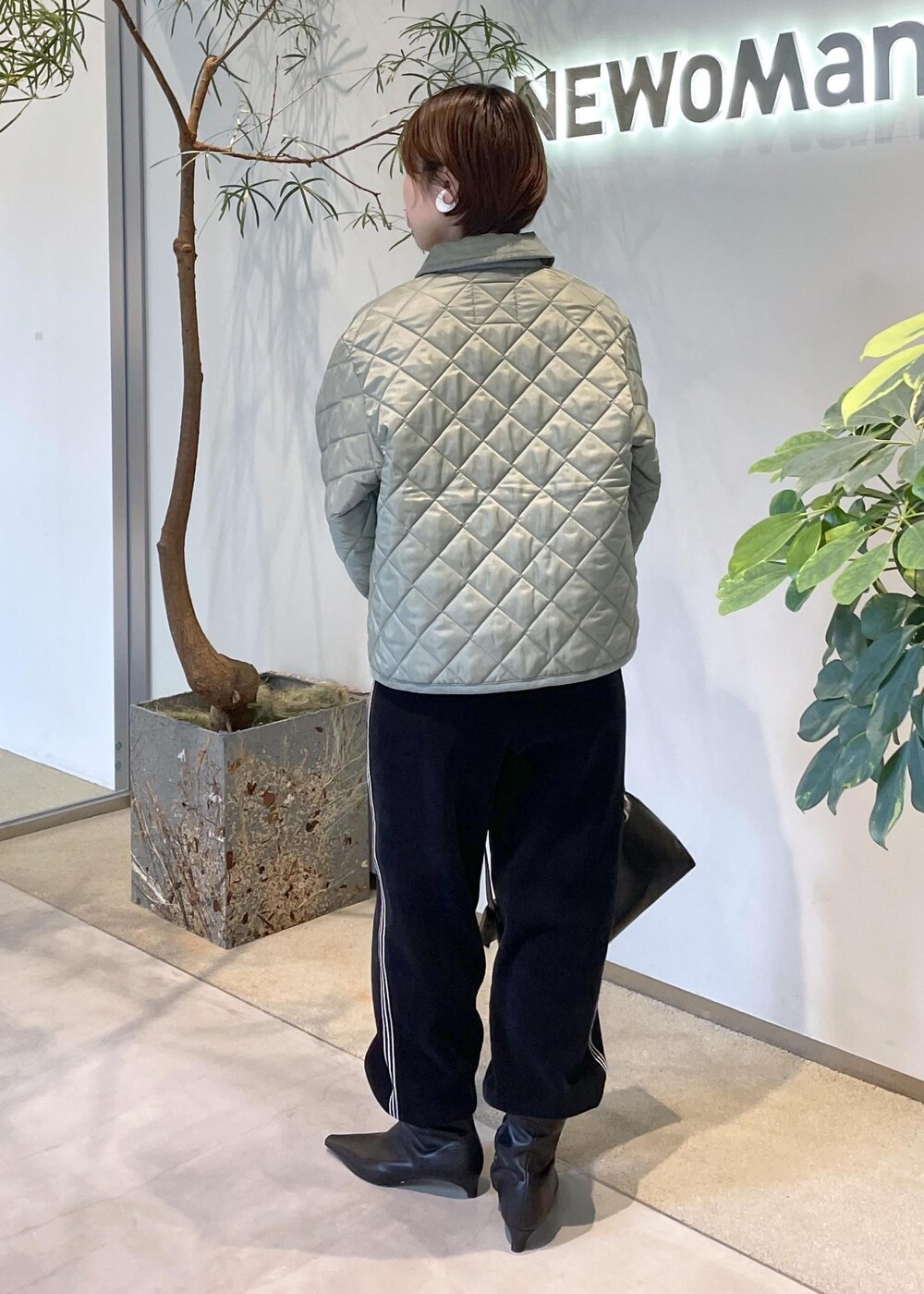 ブラック系のショルダーバッグ、ブラック系のその他パンツ、ブラック系のスウェットを着用したレディースの秋コーディネートの3枚目の写真