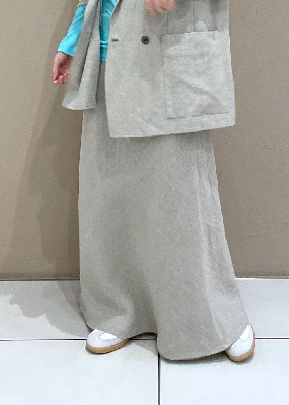 ベージュ系のテーラードジャケット、ベージュ系のスカートを着用したレディースの冬コーディネートの6枚目の写真