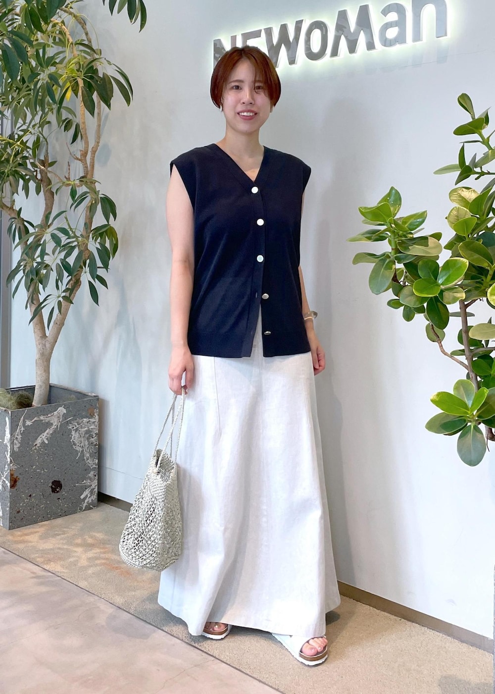 「ビルケンシュトック、BIRKEN SUTOCK、初夏コーデ、夏コーデ、デートコーデ、お出かけコーデ、旅行コーデ、女子会コーデ、スカートスタイル、体型カバー、ヘルシーコーデ、シンプルコーデ、SALON adam et ropé、ウェーブ、イエベ秋」｜「SALON adam et rope'の【BAGMATI（バグマティ）】METALIC LUREX BAG / メタリックルレックスバッグ（トートバッグ、シルバー系）」を使った、SAYAさん（レディース・159cm）の夏コーディネートの2枚目の写真