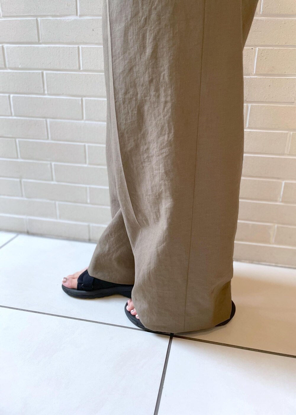 ブラウン系のその他パンツ、グリーン系のカーディガン/ボレロ、ブラック系のハットを着用したレディースの春コーディネートの9枚目の写真