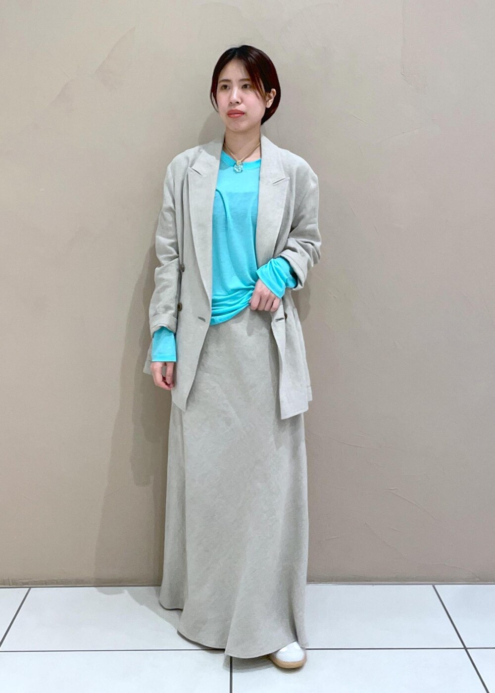 ベージュ系のテーラードジャケット、ベージュ系のスカートを着用したレディースの冬コーディネートの3枚目の写真