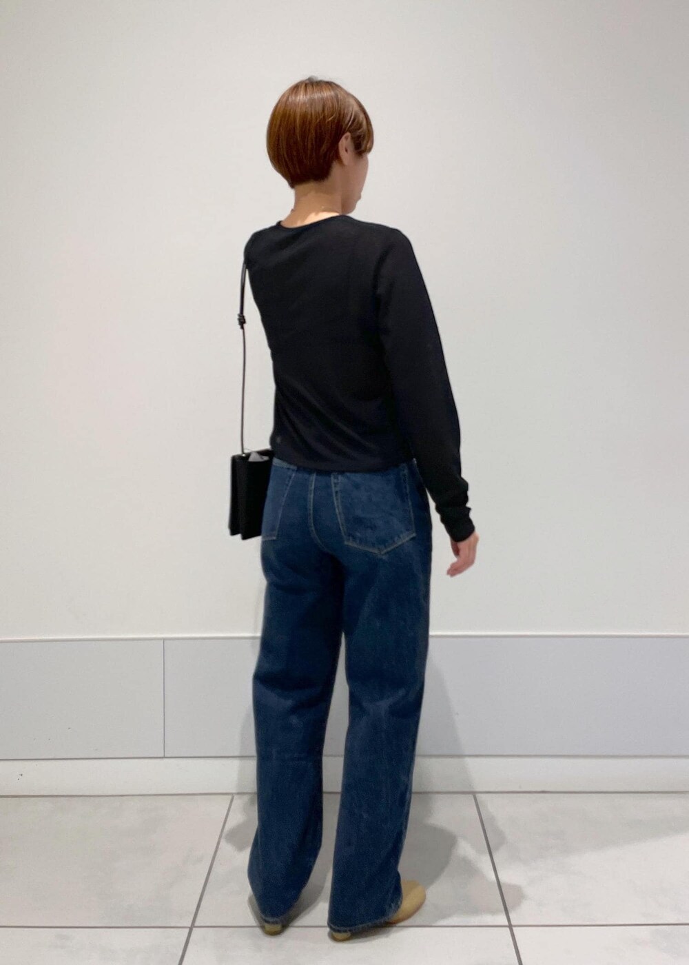 ブラック系のカーディガン/ボレロ、ベージュ系のパンプスを着用したレディースの夏コーディネートの3枚目の写真