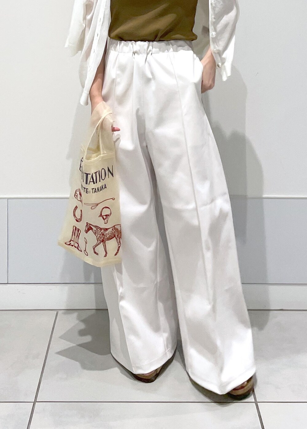 ホワイト系のタンクトップ、ホワイト系のカーディガン/ボレロを着用したレディースの夏コーディネートの8枚目の写真