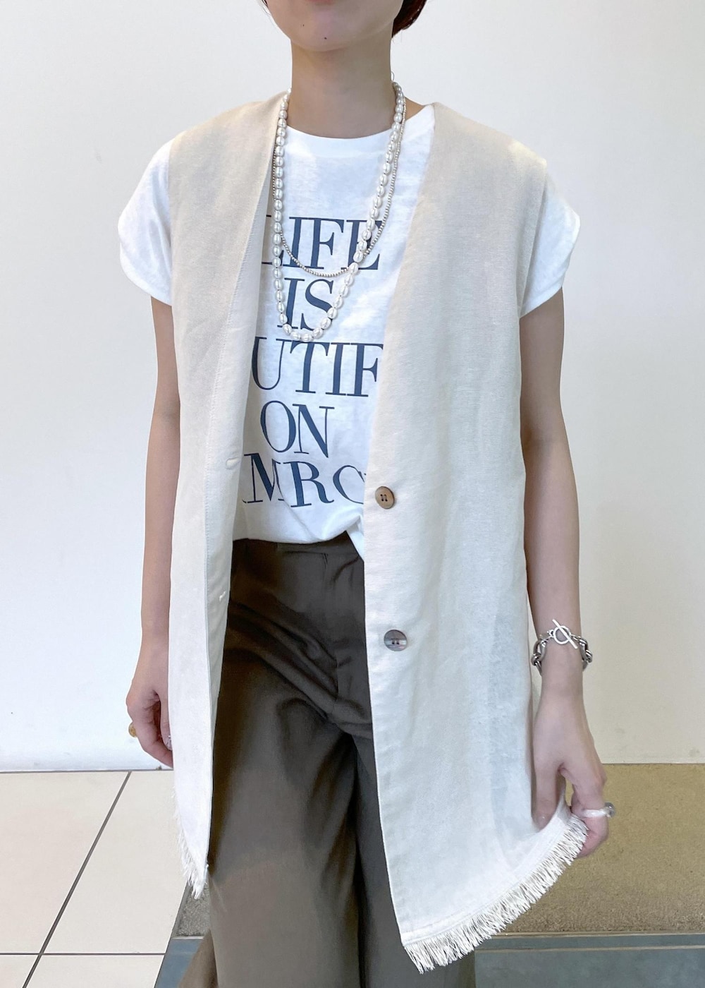 ホワイト系のTシャツ/カットソー、ホワイト系のサンダル、ブラウン系のその他パンツを着用したレディースの夏コーディネートの4枚目の写真