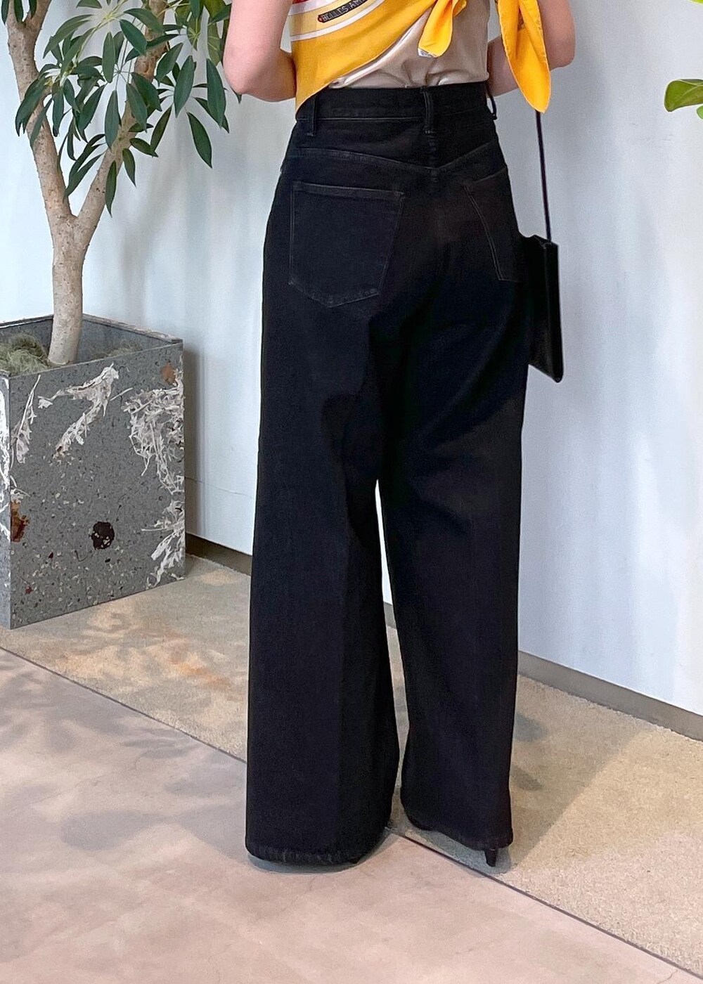 ベージュ系のタンクトップ、グレー系のデニムパンツ、ブラック系のパンプスを着用したレディースの夏コーディネートの10枚目の写真