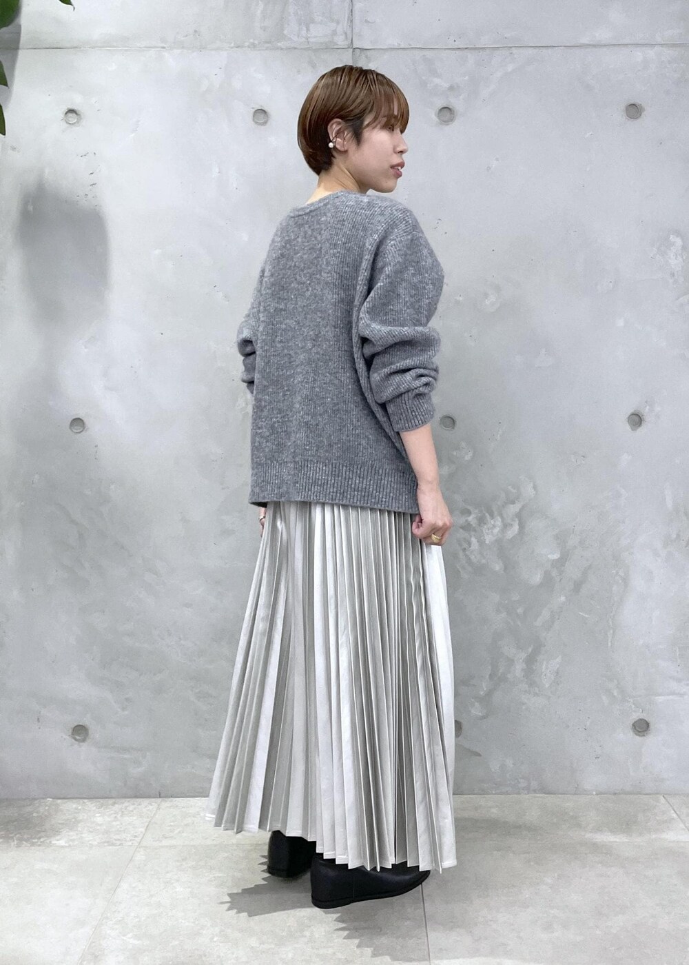 シルバー系のスカート、グレー系のカーディガン/ボレロ、シルバー系のスカートを着用したレディースの夏コーディネートの3枚目の写真