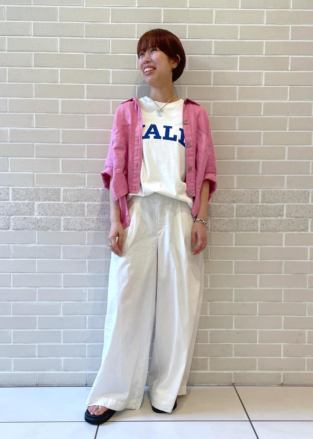 ホワイト系のTシャツ/カットソー、ホワイト系のサンダル、ホワイト系のその他パンツを着用したレディースの春コーディネートの2枚目の写真