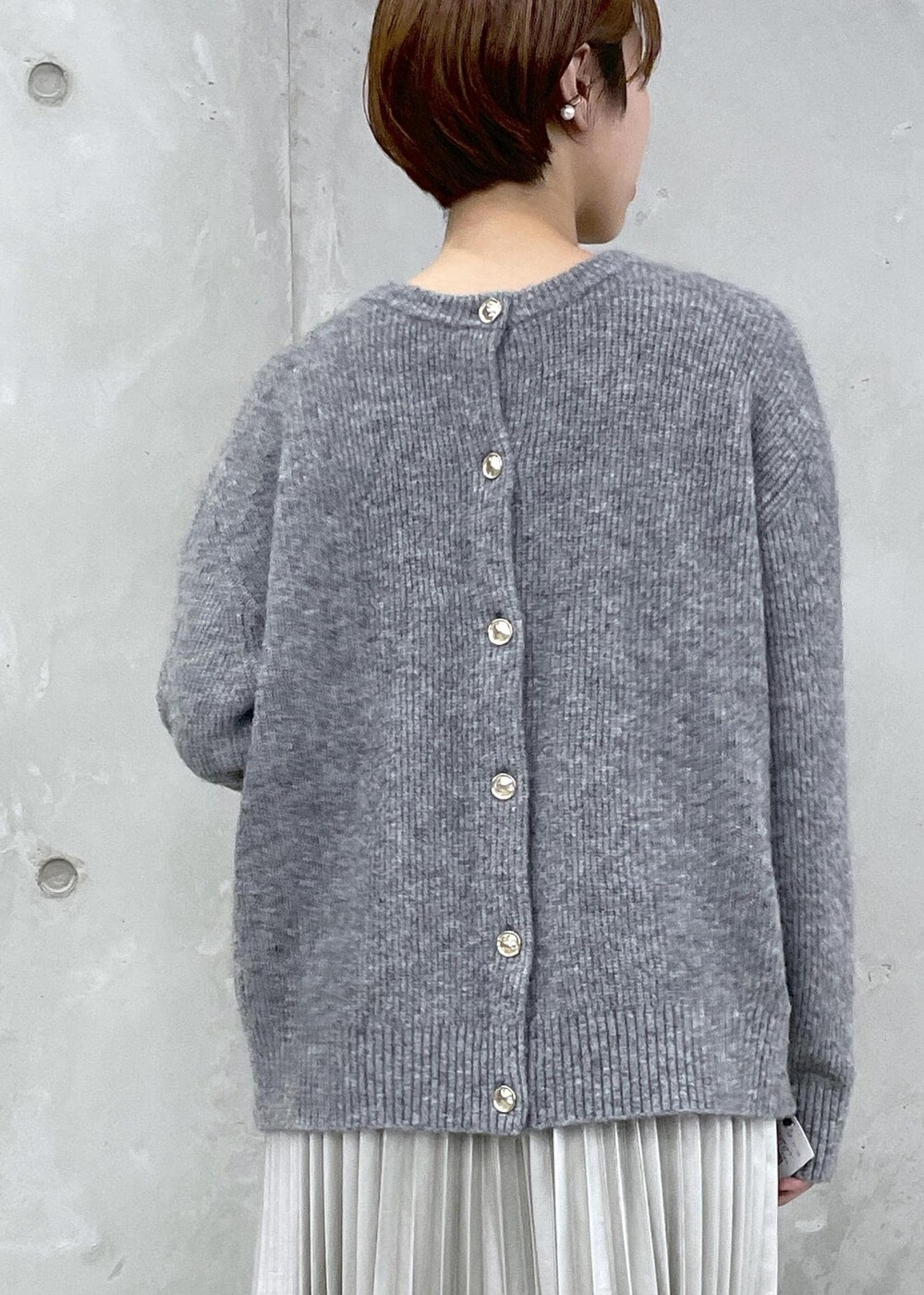 シルバー系のスカート、グレー系のカーディガン/ボレロ、シルバー系のスカートを着用したレディースの夏コーディネートの5枚目の写真