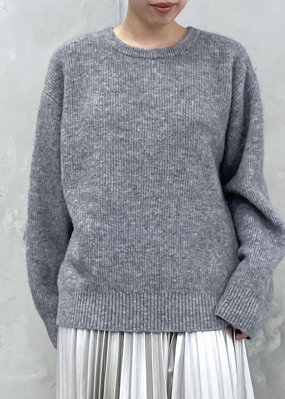 シルバー系のスカート、グレー系のカーディガン/ボレロ、シルバー系のスカートを着用したレディースの夏コーディネートの4枚目の写真