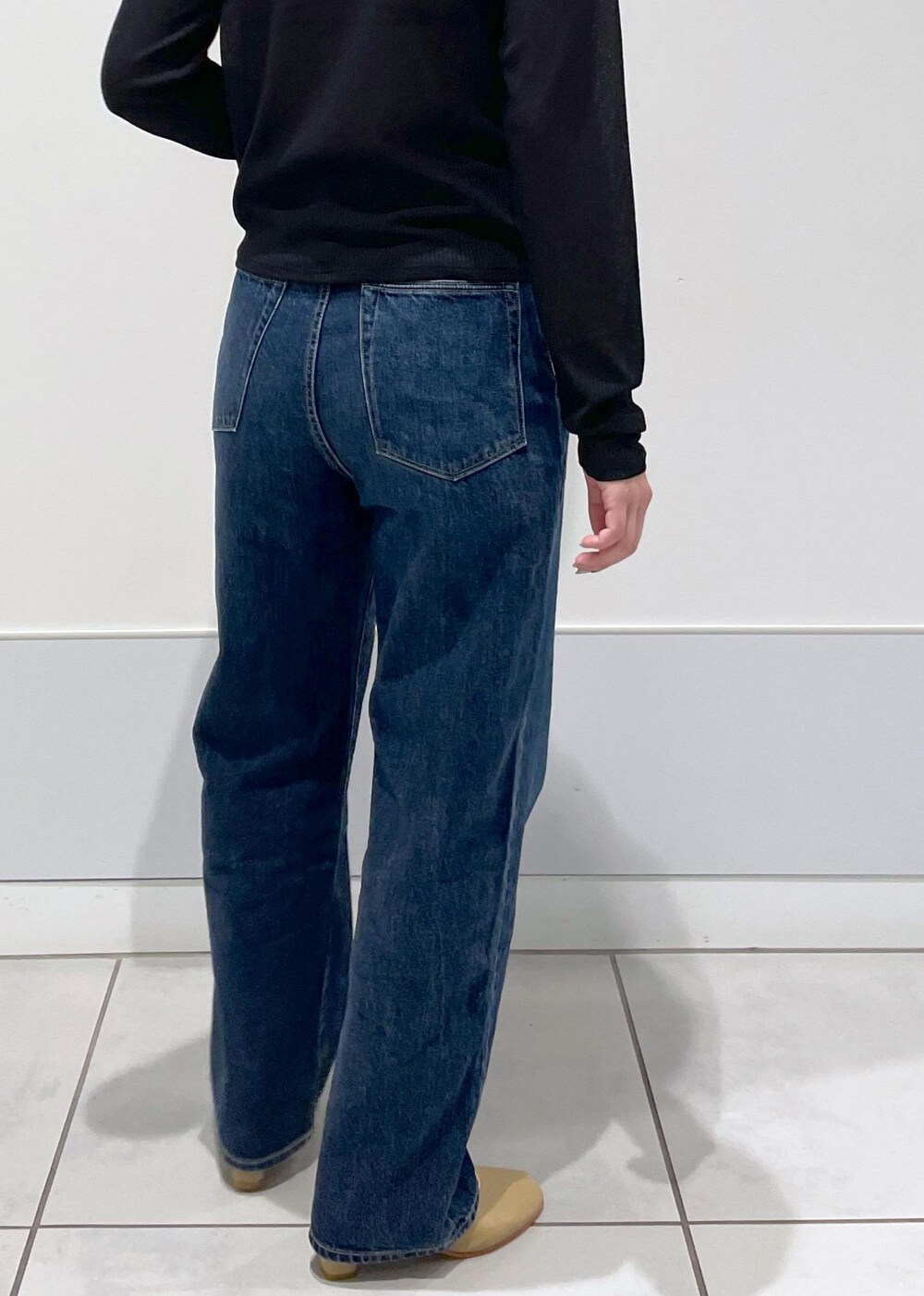 ブラック系のカーディガン/ボレロ、ベージュ系のパンプスを着用したレディースの夏コーディネートの6枚目の写真