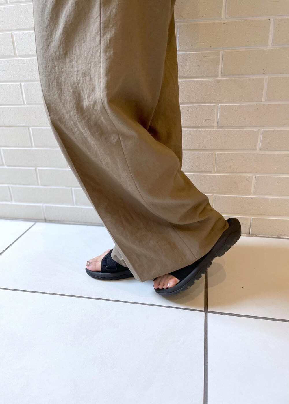 ブラウン系のその他パンツ、グリーン系のカーディガン/ボレロ、ブラック系のハットを着用したレディースの春コーディネートの10枚目の写真