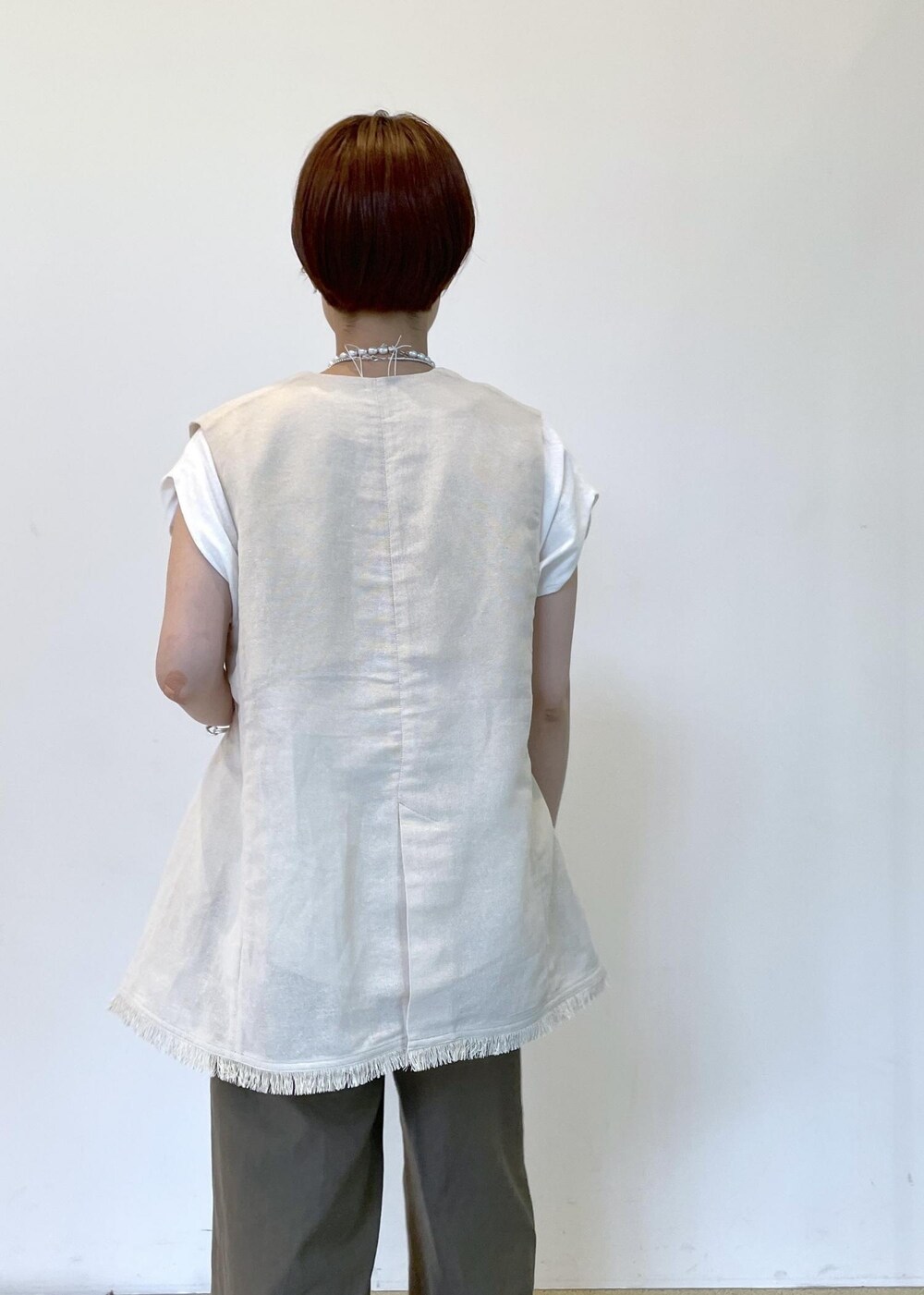 ホワイト系のTシャツ/カットソー、ホワイト系のサンダル、ブラウン系のその他パンツを着用したレディースの夏コーディネートの5枚目の写真