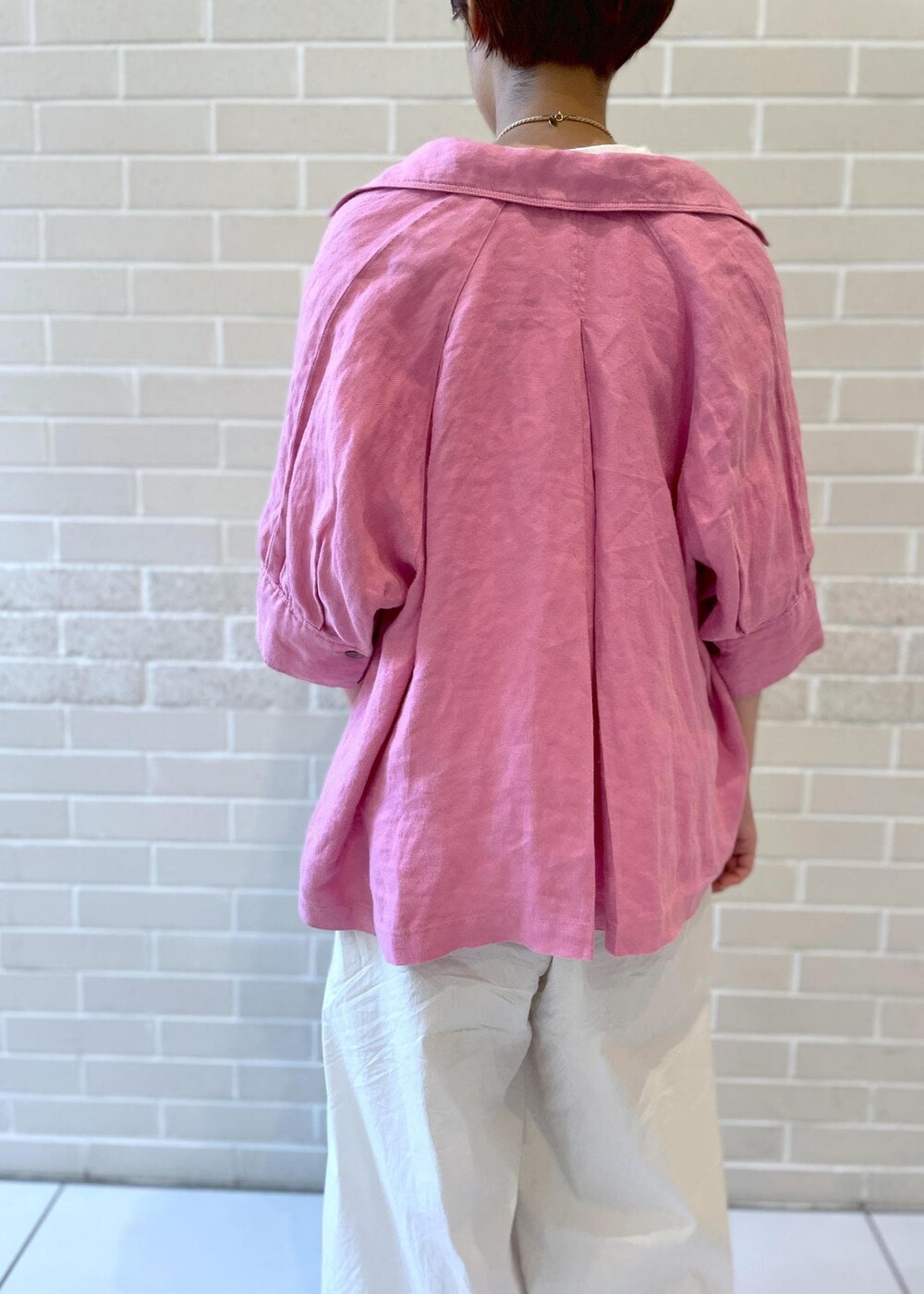 ホワイト系のTシャツ/カットソー、ホワイト系のサンダル、ホワイト系のその他パンツを着用したレディースの春コーディネートの5枚目の写真